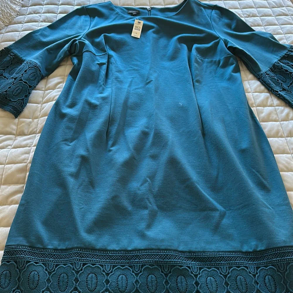 💙 Beautiful teal colored dress with sleeve and hem detail. 💚